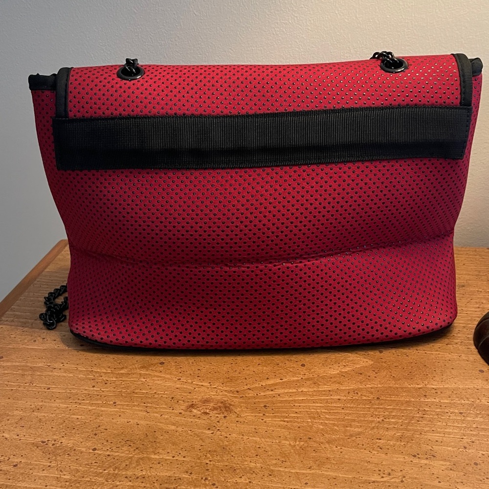 Pop-ups...Elegant Red and Black Shoulder Bag - Picture 2 of 4